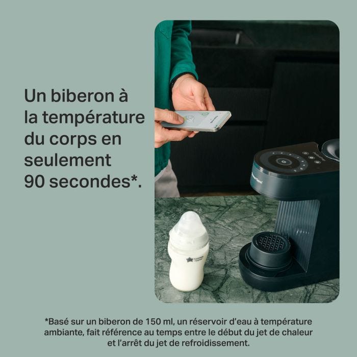 Image d&apos;une machine Perfect Prep et d&apos;un biberon Natural Start sur un comptoir de cuisine avec un parent en arrière-plan utilisant l&apos;application Tommee Tippee sur son téléphone avec un texte en surimpression sur l&apos;USP