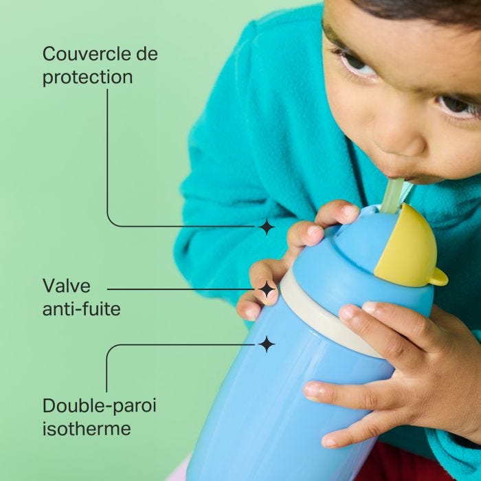Enfant en bas âge buvant dans un gobelet isotherme à paille active sur un fond vert avec des indications sur les principales caractéristiques du produit