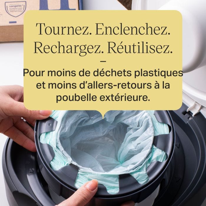 Image d&apos;une personne plaçant une cassette de recharge Twist & Click dans une poubelle à couches