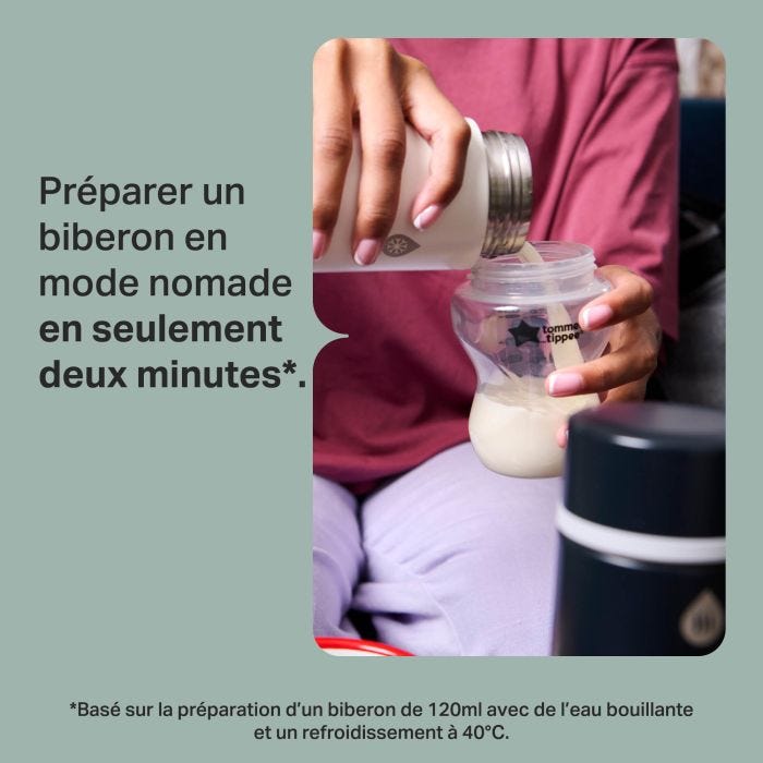Gros plan d&apos;un parent versant du lait maternisé dans un biberon à partir d&apos;un flacon réfrigérant PrepGo avec texte en surimpression du produit USP