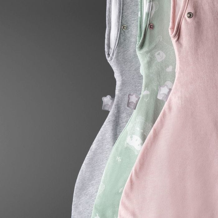 trois gigoteuses pour bébé sur fond gris