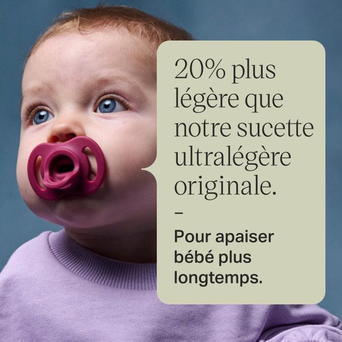 Bébé avec une sucette et un texte sur le fait qu&apos;elle est 20 % plus légère que notre sucette originale ultra-légère.