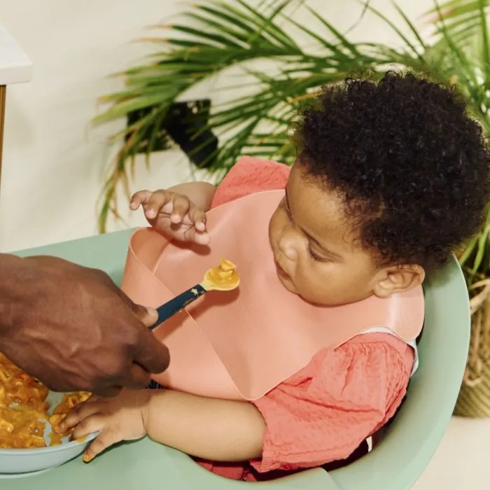 Parent nourrissant son bébé avec une cuillère de sevrage Softee™.