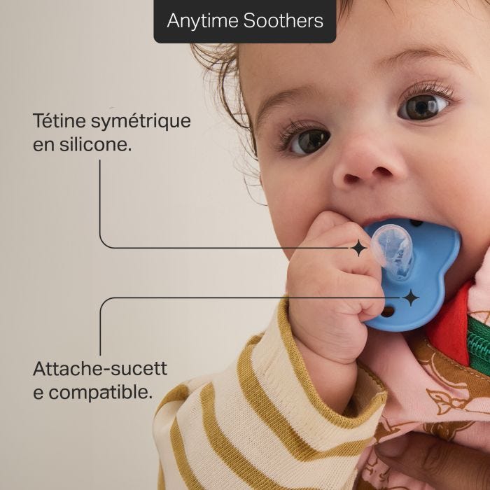 Bébé mettant une sucette Anytime dans sa bouche avec le texte des caractéristiques principales.