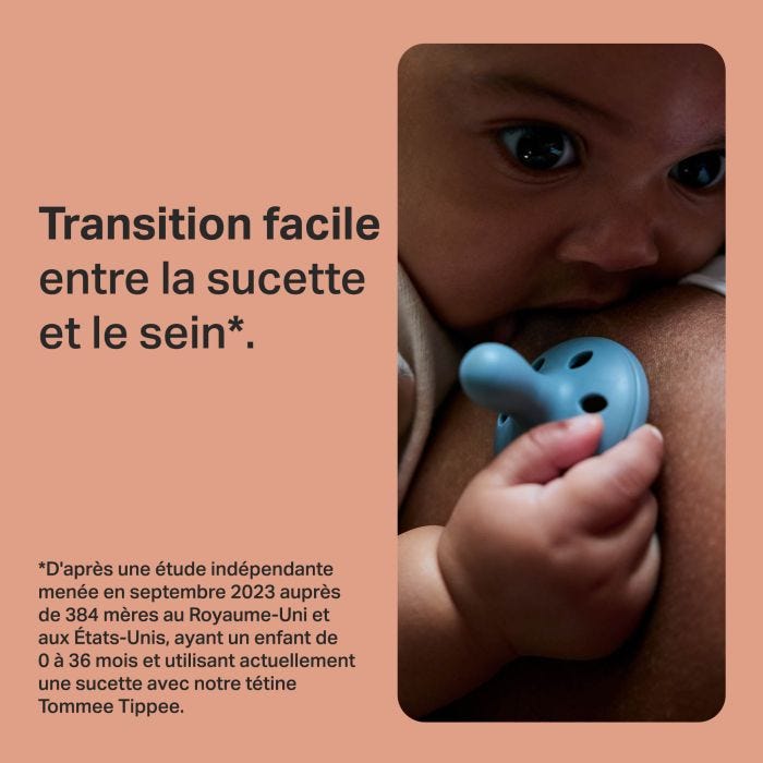 Bébé appuyé sur le sein de sa mère et tenant une sucette
