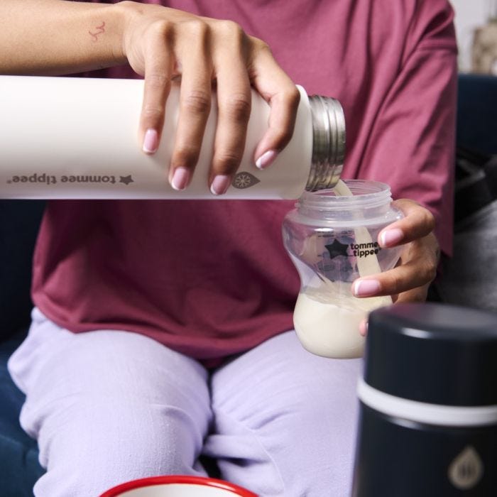 Boîte d&apos;emballage pour gourde chaude et froide sur fond blancImage en gros plan d&apos;un parent versant du lait maternisé dans un biberon à partir d&apos;une gourde réfrigérante PrepGo