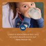 Bébé portant un bavoir et buvant dans un biberon Natural Start avec texte superposé de l&apos;avis du client