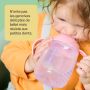 Enfant en bas âge buvant dans un gobelet à bec d&apos;entraîneur rose avec texte en surimpression de messages sur le produit