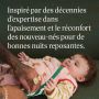 Le bébé porte un sac d&apos;emmaillotage et le parent ferme la fermeture à glissière du bas vers le haut.