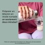 Gros plan d&apos;un parent versant du lait maternisé dans un biberon à partir d&apos;un flacon réfrigérant PrepGo avec texte en surimpression du produit USP