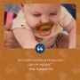 Bébé utilisant une sucette Anytime avec un commentaire client.