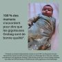 Le bébé porte un sac de protection et une couverture de bonne qualité.