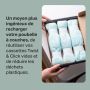 Image d&apos;une personne tenant une boîte ouverte de recharges Twist & Click sur une table à langer