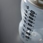 Gros plan des marqueurs de mesure sur la bouteille Natural Start