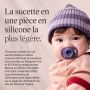 Bébé avec la sucette Stayput ultra-légère à côté du texte de présentation.