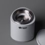 Photo aérienne du chauffe-biberon portable LetsGo sur fond gris foncé.
