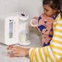 Blanc Perfect Prep sur un comptoir de cuisine avec un parent tenant un couvercle sur le biberon