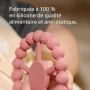 Bébé mordille l&apos;anneau à bascule avec l&apos;avis d&apos;un parent.