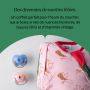Gros plan sur l&apos;encolure d&apos;un sac de puériculture et sur les sucettes Anytime en dessous du texte de présentation.