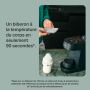 Image d&apos;une machine Perfect Prep et d&apos;un biberon Natural Start sur un comptoir de cuisine avec un parent en arrière-plan utilisant l&apos;application Tommee Tippee sur son téléphone avec un texte en surimpression sur l&apos;USP