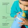 Enfant en bas âge buvant dans un gobelet isotherme à paille active sur un fond vert avec des indications sur les principales caractéristiques du produit