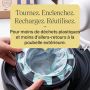 Image d&apos;une personne plaçant une cassette de recharge Twist & Click dans une poubelle à couches