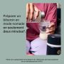 Gros plan d&apos;un parent versant du lait maternisé dans un biberon à partir d&apos;un flacon réfrigérant PrepGo avec texte en surimpression du produit USP