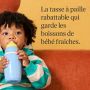 Un enfant en bas âge assis sur une chaise sur fond orange boit dans un gobelet isolé à paille active avec le slogan USP à côté