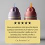 Gobelets à paille actifs isolés roses et violets sur fond gris avec texte en surimpression de l&apos;avis du client