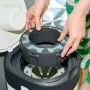 Trois cassettes de recharge Twist and Click sur fond vert avec un texte sur le châssis en plastique 100% recyclé (et recyclable)