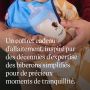 Image d&apos;un bébé assis sur les genoux de ses parents avec un bavoir et un biberon Natural Start avec
