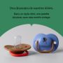 Une sucette bleue et brune pour tout le monde sur un fond gris avec un texte en surimpression sur le message du produit