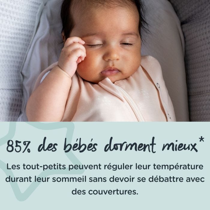 bébé endormi dans un couffin, portant un lange d&apos;emmaillotage rose avec un texte sur le fait que 85 %* des bébés dorment mieux dans nos gigoteuses