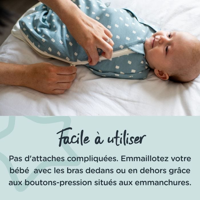 bébé couché sur un lit regardant sa maman alors qu&apos;elle ferme la fermeture éclair du lange d&apos;emmaillotage avec un texte portant sur sa facilité d&apos;utilisation 