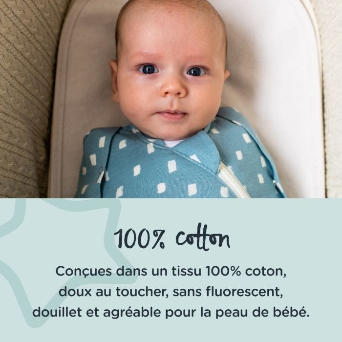 bébé couché dans un couffin regardant l&apos;objectif avec un texte expliquant que la gigoteuse est fabriquée dans une matière 100 % coton