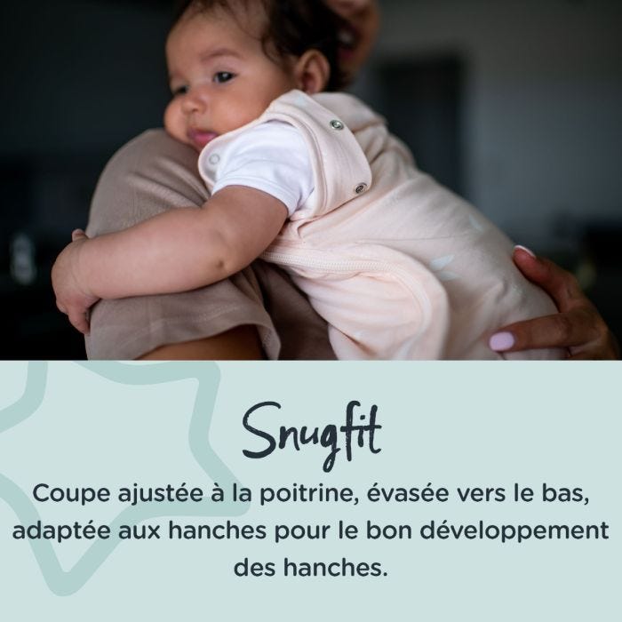 maman tenant un bébé dans un lange d&apos;emmaillotage rose avec un texte sur son ajustement confortable 