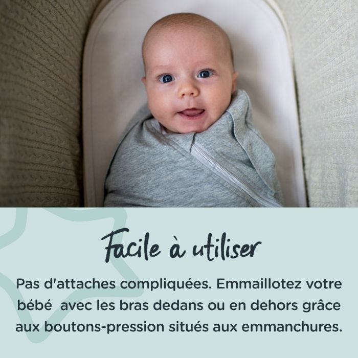 bébé couché dans un couffin regardant l&apos;objectif avec un texte sur la facilité d&apos;utilisation du lange d&apos;emmaillotage