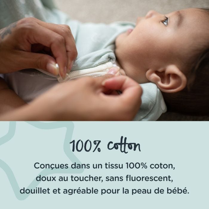 parent ajustant la fermeture éclair sur le lange d&apos;emmaillotage grofriends woodland avec un texte sur sa fabrication 100 % coton