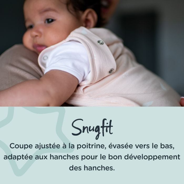 parent tenant son enfant dans une pochette rose : la pochette est bien ajustée pour un bon développement des hanches