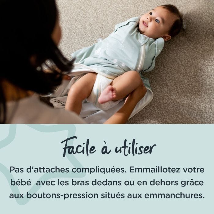 bébé couché sur le sol pendant que maman met ses jambes dans le lange d&apos;emmaillotage avec texte sur la facilité d&apos;utilisation de la gigoteuse