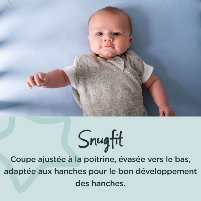 bébé couché regardant l&apos;objectif avec un bras levé, avec un texte sur l&apos;ajustement confortable du lange d&apos;emmaillotage