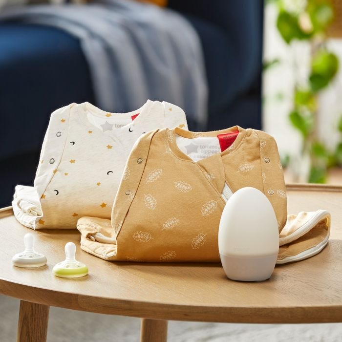 Products included in the newborn sleep starter pack, including groegg thermometer, swaddlebag and breast-like night soother in home setting.