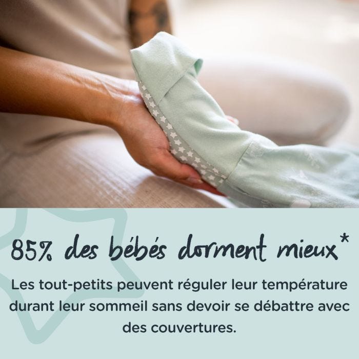 maman tenant le pied de bébé en steppee grofriends woodland avec un texte sur le fait que 85 %* des bébés dorment mieux dans nos gigoteuses