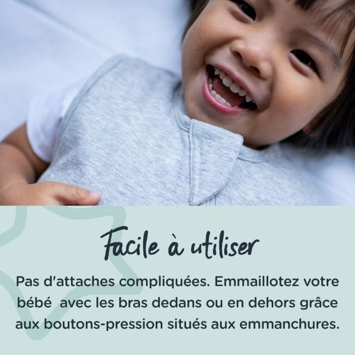 jeune enfant souriant dans une gigoteuse grise avec un texte sur la facilité d&apos;utilisation de celle-ci