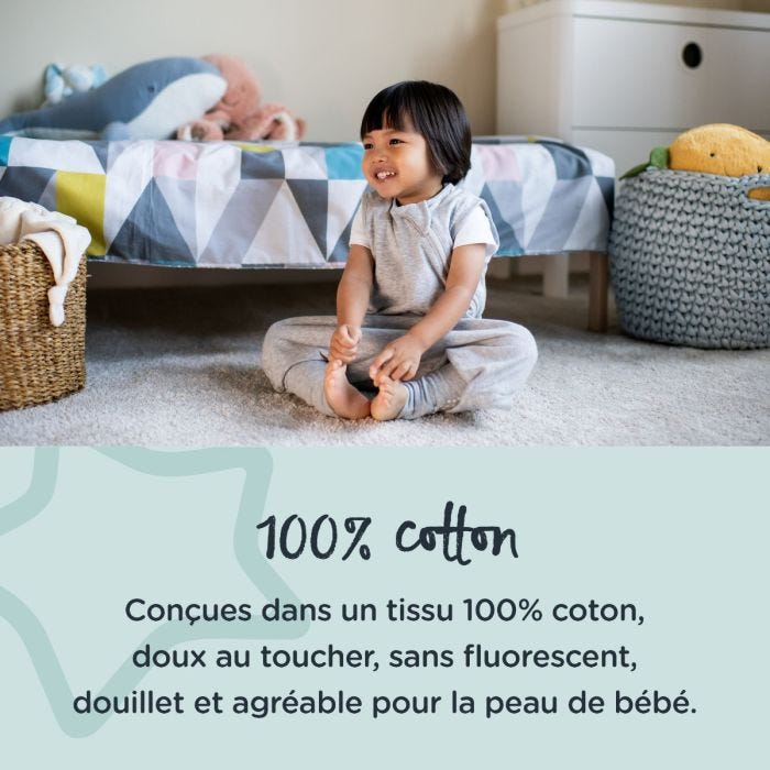 jeune enfant assis sur le sol dans un steppee gris avec un texte sur sa fabrication 100 % coton