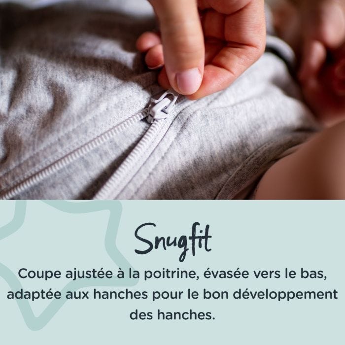 parent utilisant la fermeture éclair sur une gigoteuse avec un texte sur son ajustement confortable