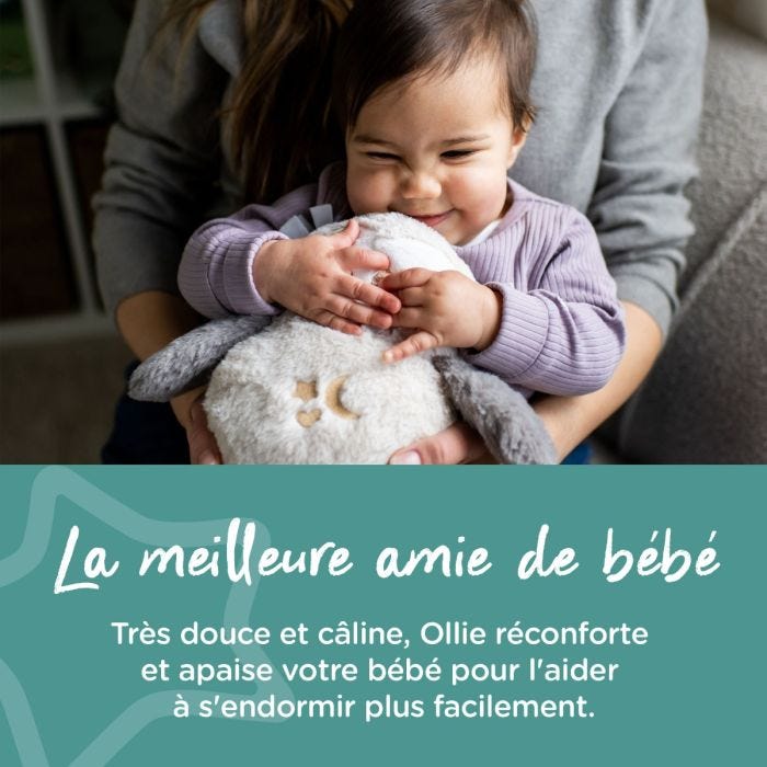 Bébé câlinant une aide au sommeil chouette avec un texte indiquant que c&apos;est le meilleur ami de bébé.