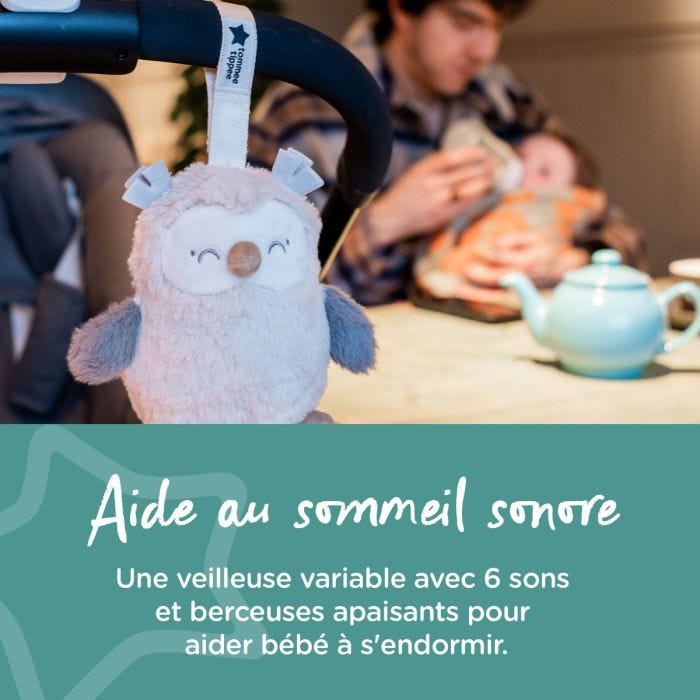 Mini aide au sommeil chouette fixée à un landau, à côté d&apos;un parent tenant son bébé, avec un texte disant qu&apos;elle est sonore.