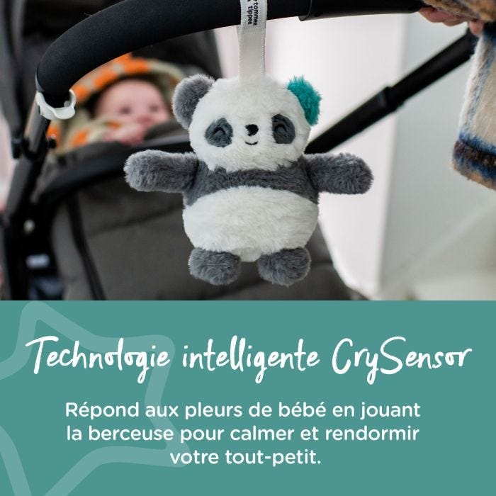 Bébé dans un landau avec mini aide au sommeil panda fixée à la poignée et texte disant qu&apos;elle est dotée d&apos;un CrySensor.
