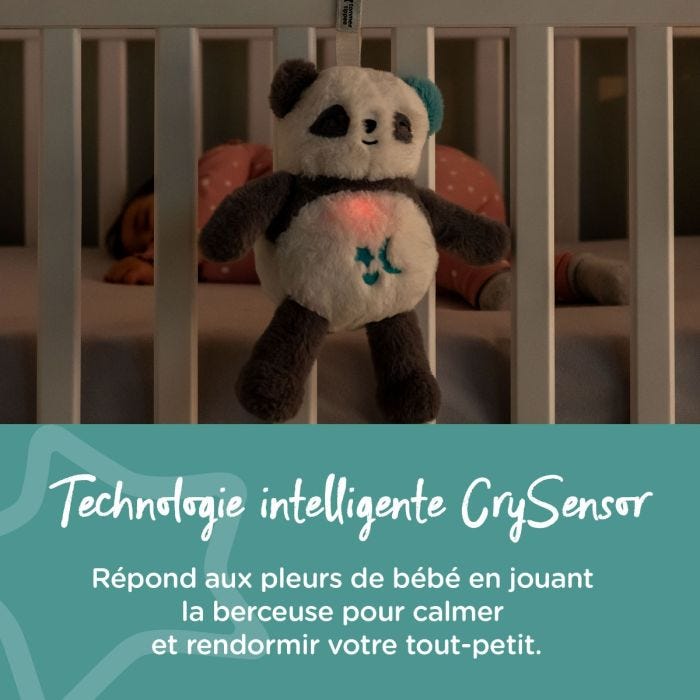 Ami de sommeil panda fixé au lit à côté d&apos;un bébé endormi, indiquant qu&apos;il est doté de la technologie intelligente CrySensor.